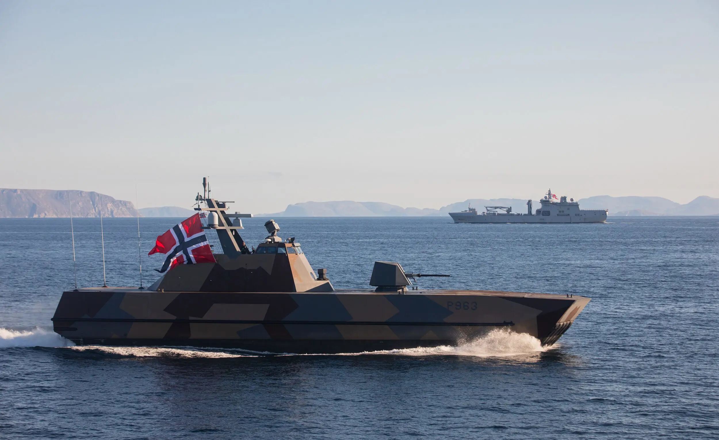 En militærbåt med Norges flagg på det norske hav