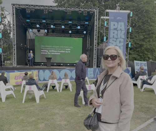 Lene Stray i Atea foran, mens kollega Christoffer står på scenen.
