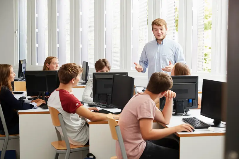 Progr_teenage-students-studying-in-it-class-with-teacher-panqdl4.jpg (5)