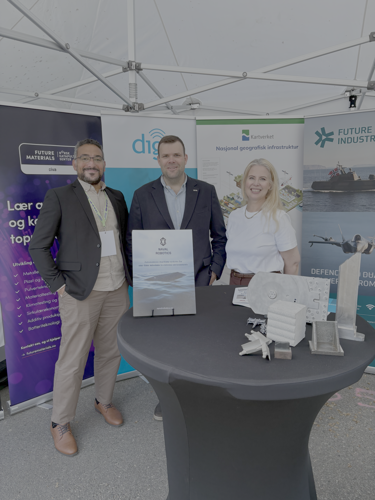 Waleed Elzoghby i Naval Robotics, Daniel Hagen fra UiA og Cathrine Stien i Digin